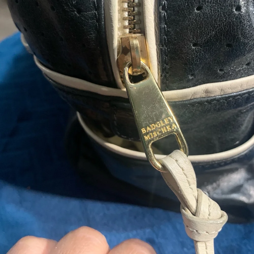 Vintage Women's Badgley Mischka weekender Handbag, Black & Off-White - Picture 4 of 10